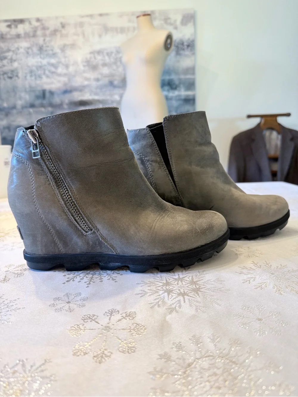 Sorel Gray Suede Joan of Arctic Wedge II Zip Ankle Boots NL3364-052 Womens 8.5